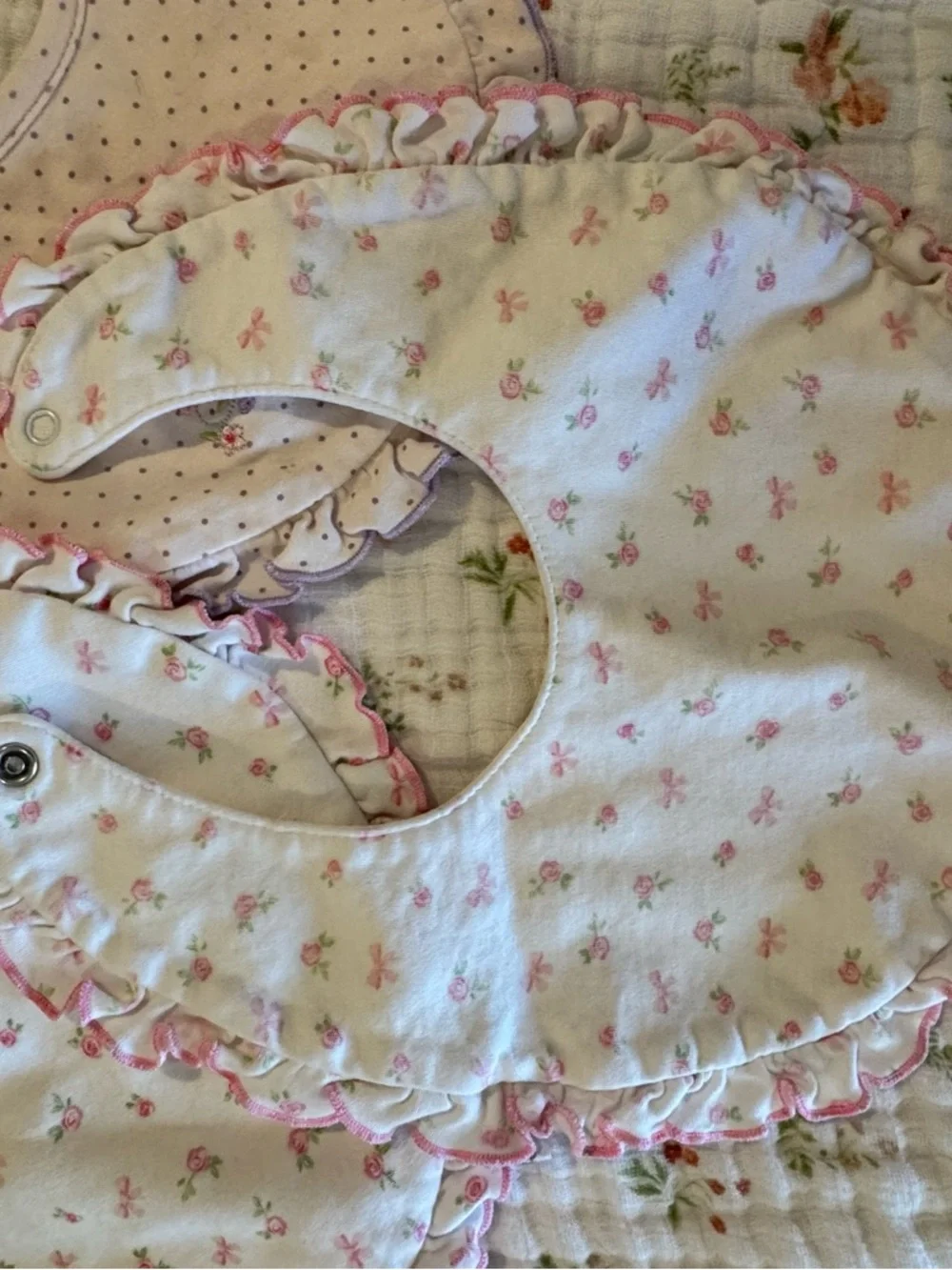 Kissy kissy bibs